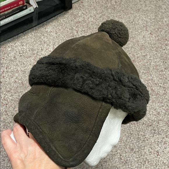 Vintage real Shearling Trapper Hat with Pom Pom and chin tie flaps - Picture 3 of 8